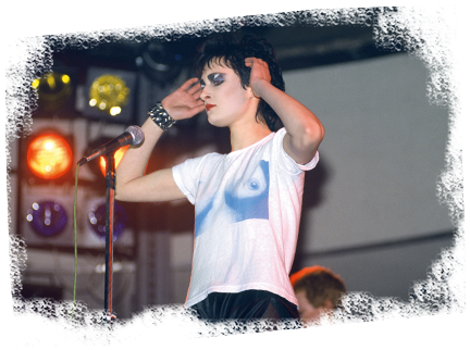 Siouxsie sur scène portant un tee shirt de Vivienne Westwood, 1977 © Sheila Rock
